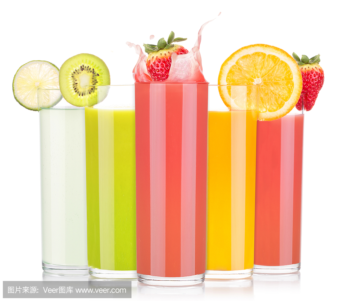 美味的夏季水果饮料在玻璃杯与飞溅